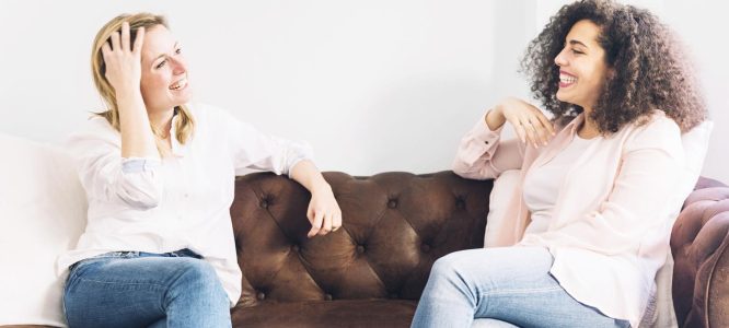 donne-allegre-che-parlano-sul-sofa