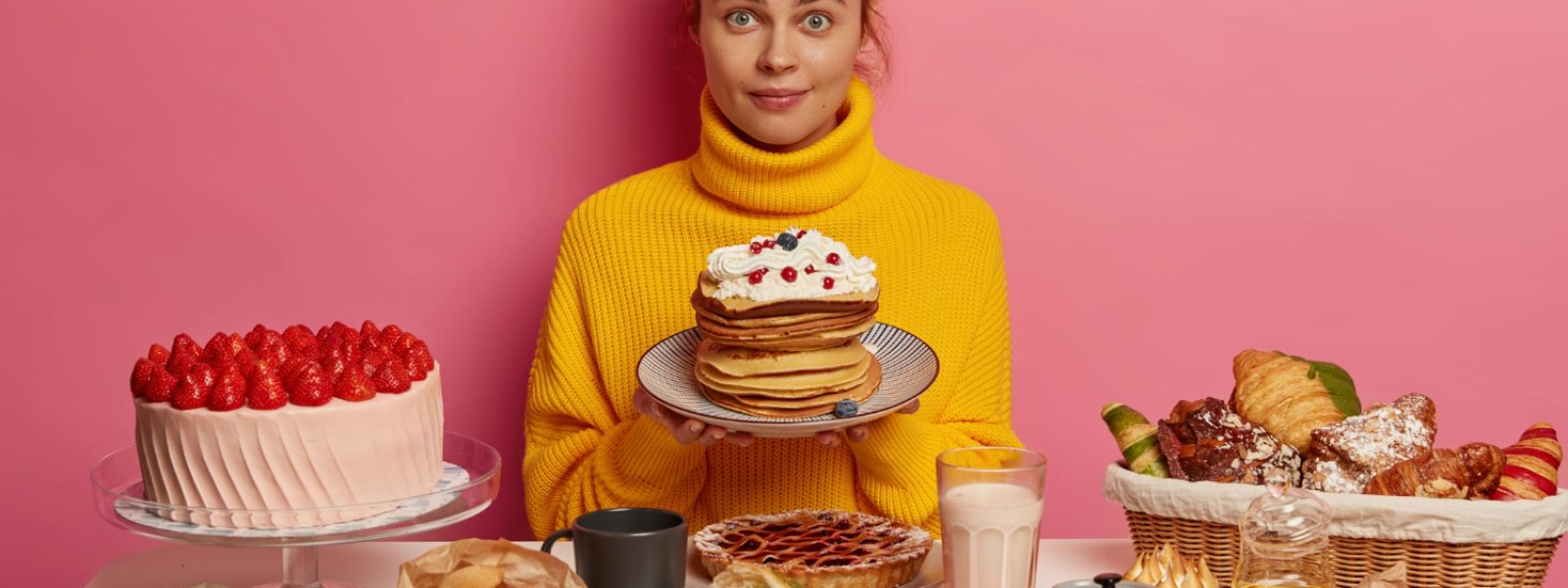Fame nervosa ragazza che mangia junkfood